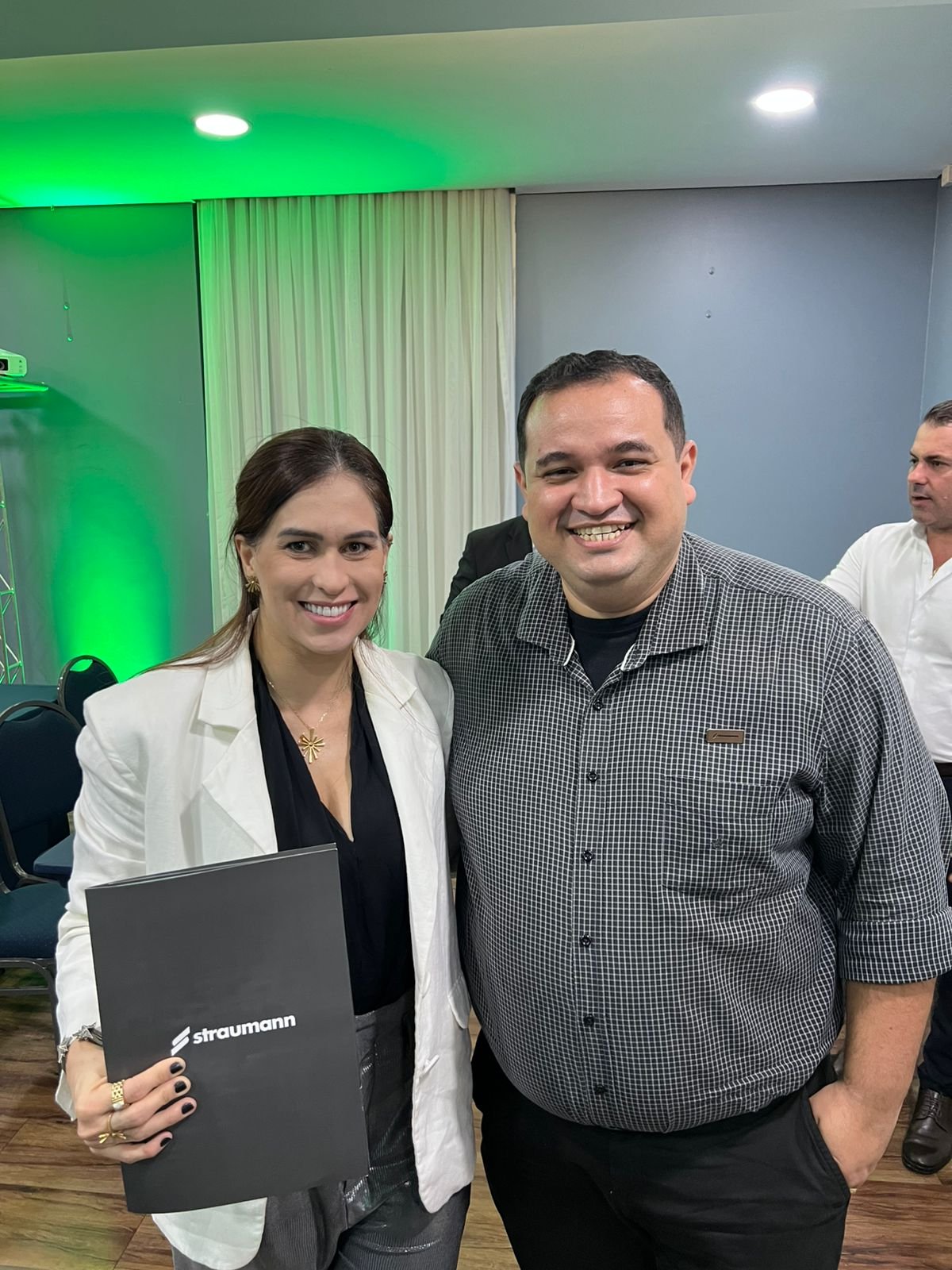 Dra. Glória com representante Straumann